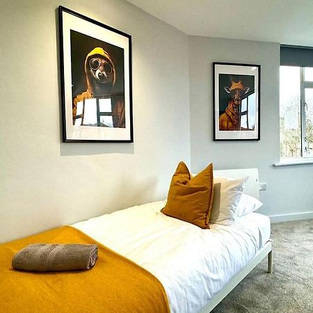Bournemouth Getaway: 3Br Apartment Near Beach ภายนอก รูปภาพ