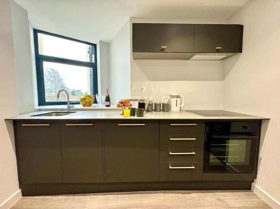 Bournemouth Getaway: 3Br Apartment Near Beach ภายนอก รูปภาพ