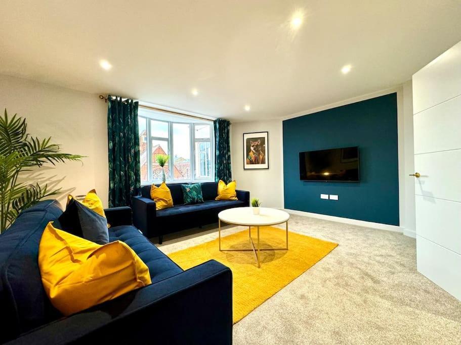 Bournemouth Getaway: 3Br Apartment Near Beach ภายนอก รูปภาพ