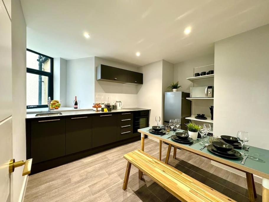 Bournemouth Getaway: 3Br Apartment Near Beach ภายนอก รูปภาพ