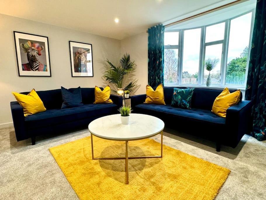 Bournemouth Getaway: 3Br Apartment Near Beach ภายนอก รูปภาพ