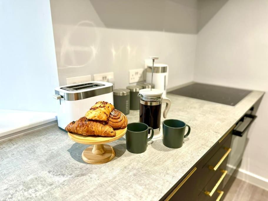 Bournemouth Getaway: 3Br Apartment Near Beach ภายนอก รูปภาพ