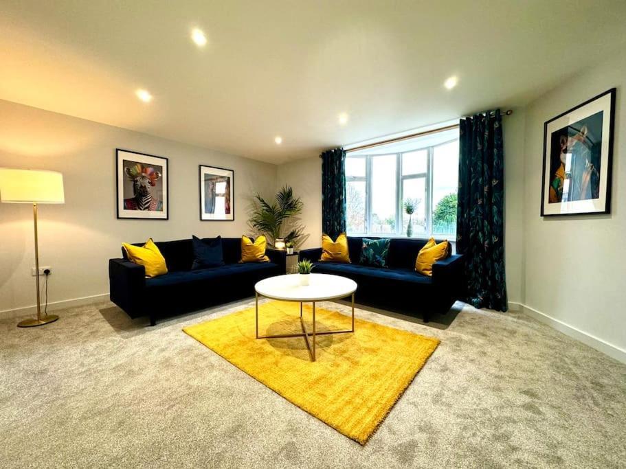 Bournemouth Getaway: 3Br Apartment Near Beach ภายนอก รูปภาพ