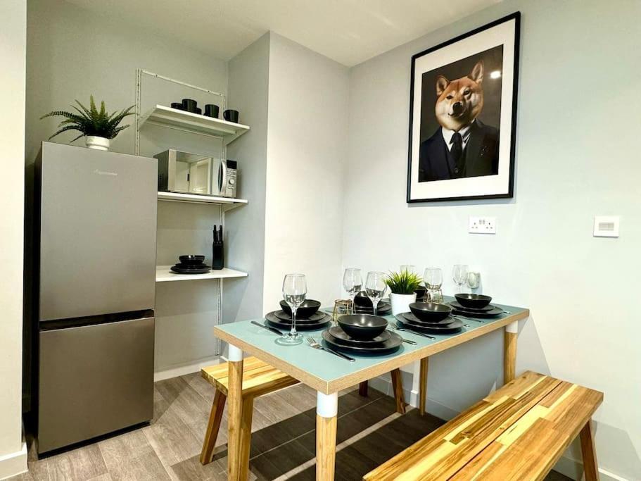 Bournemouth Getaway: 3Br Apartment Near Beach ภายนอก รูปภาพ