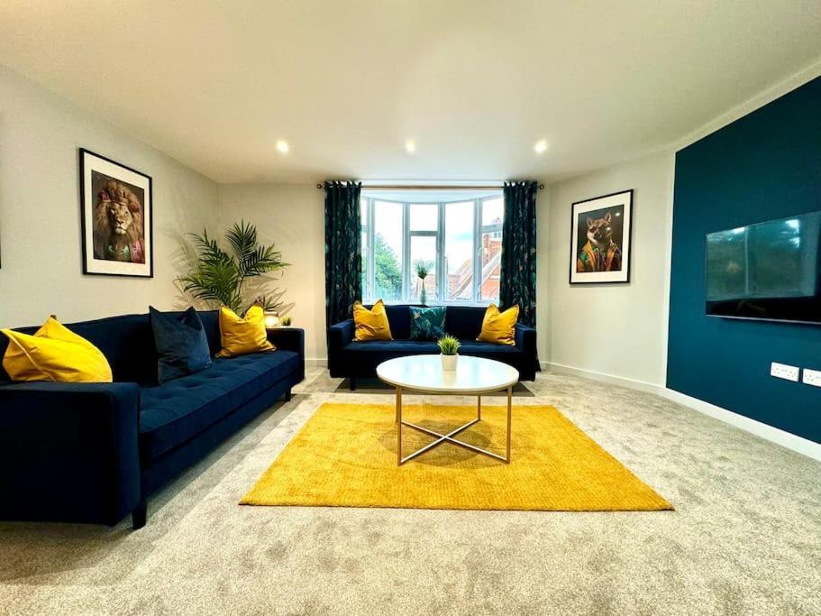 Bournemouth Getaway: 3Br Apartment Near Beach ภายนอก รูปภาพ