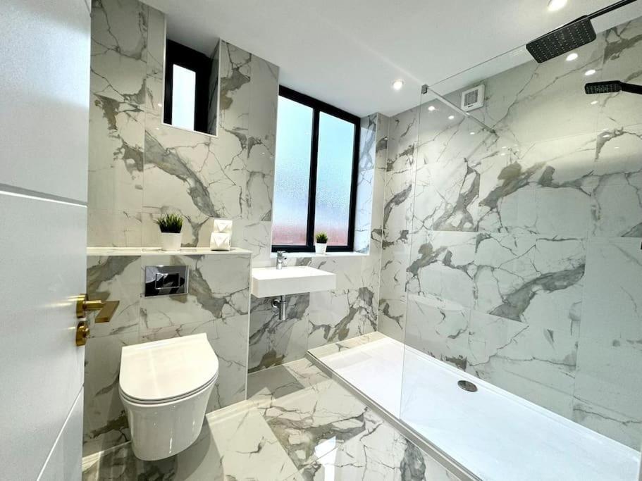 Bournemouth Getaway: 3Br Apartment Near Beach ภายนอก รูปภาพ
