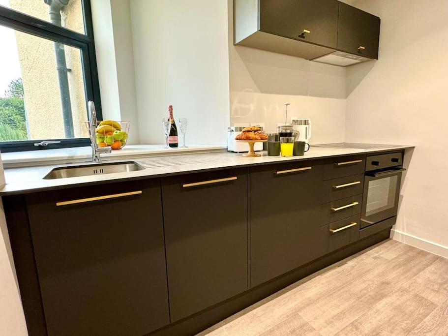 Bournemouth Getaway: 3Br Apartment Near Beach ภายนอก รูปภาพ