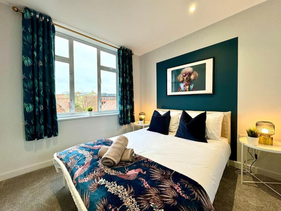 Bournemouth Getaway: 3Br Apartment Near Beach ภายนอก รูปภาพ